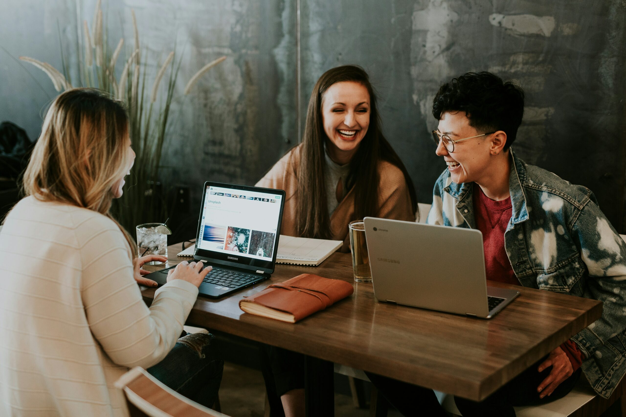 travail en Ã©quipe dans un coworking
