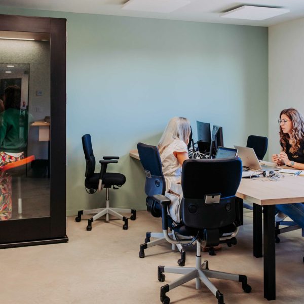 Coworking - Espace de travail partagÃ© et cabine insonorisÃ©e
